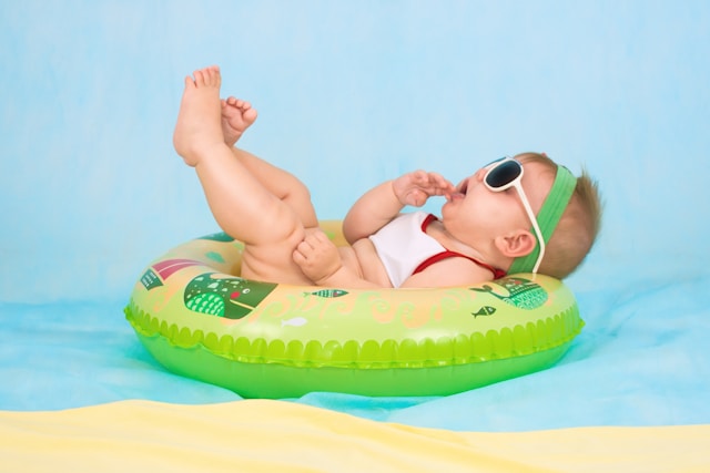 Bebê deitado confortavelmente recebendo alivio com calor na barriga
