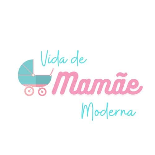 Mãe usando notebook