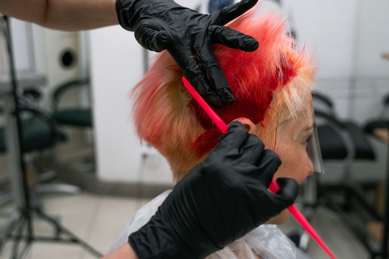 Profissional aplicando coloração no cabelo, contexto de água oxigenada para cabelo