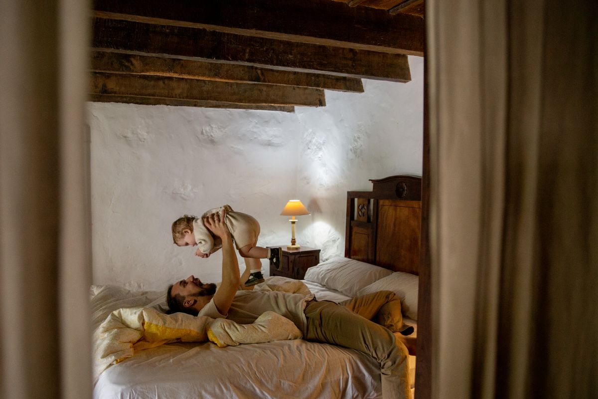 Quarto aconchegante com abajur aceso - cenário ideal de uso de aquecedor de ambiente à noite