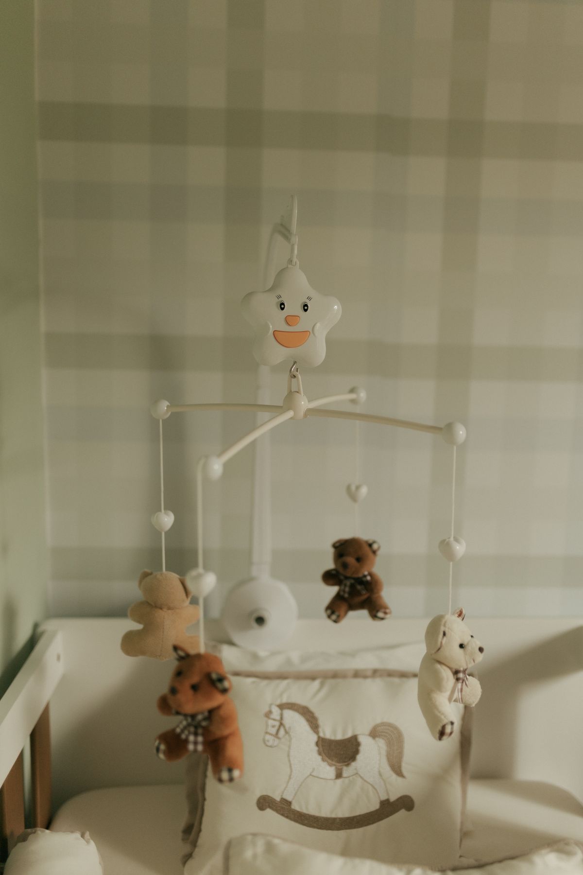 Quarto de bebê encantador com móbile de ursinhos - ambiente ideal para uso de aquecedor de ambiente