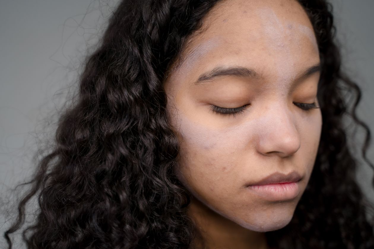 Mulher de cabelo cacheado, contexto de ativador de cachos
