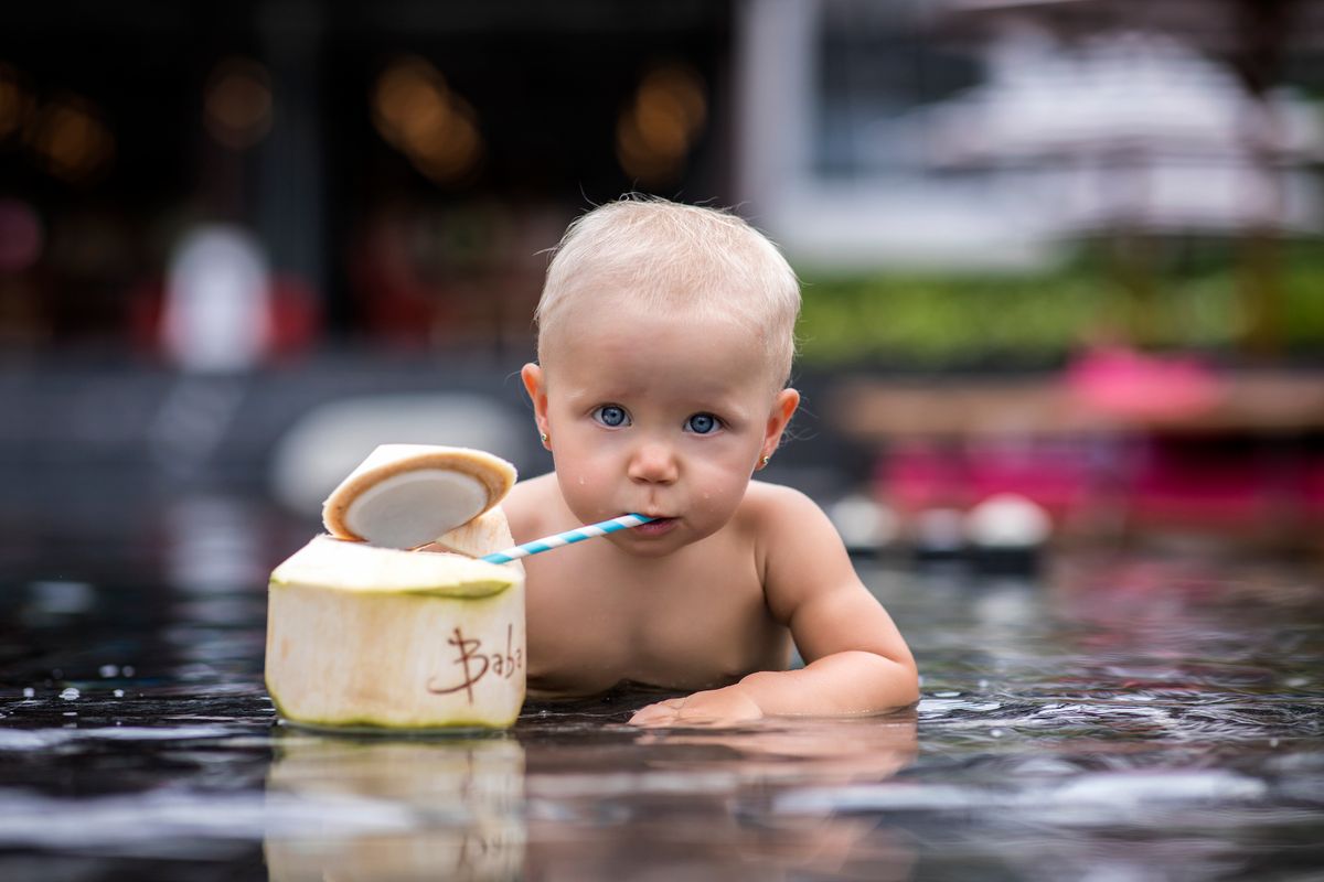 Bebê ao ar livre com luz solar, contexto de vitamina D para bebê e exposição ao sol