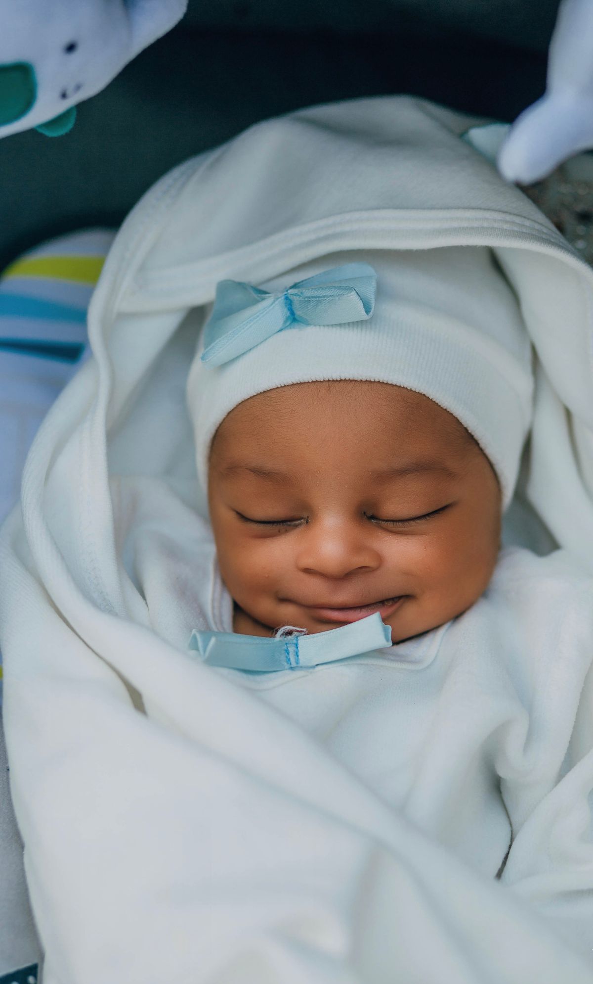 Bebê dormindo saudável, contexto de vitamina D para bebê e saúde óssea