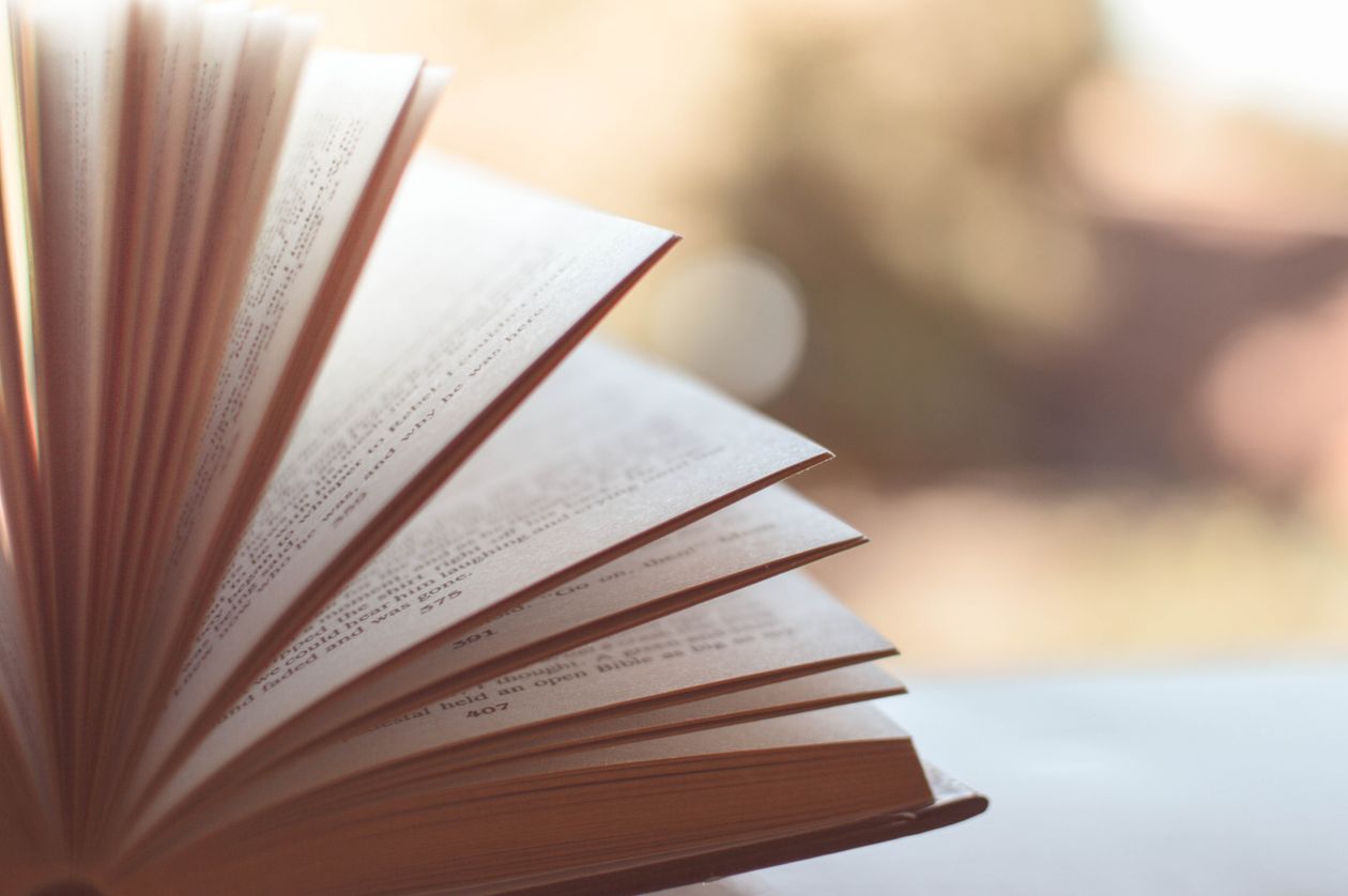 Bíblia infantil aberta durante o momento de leitura em família