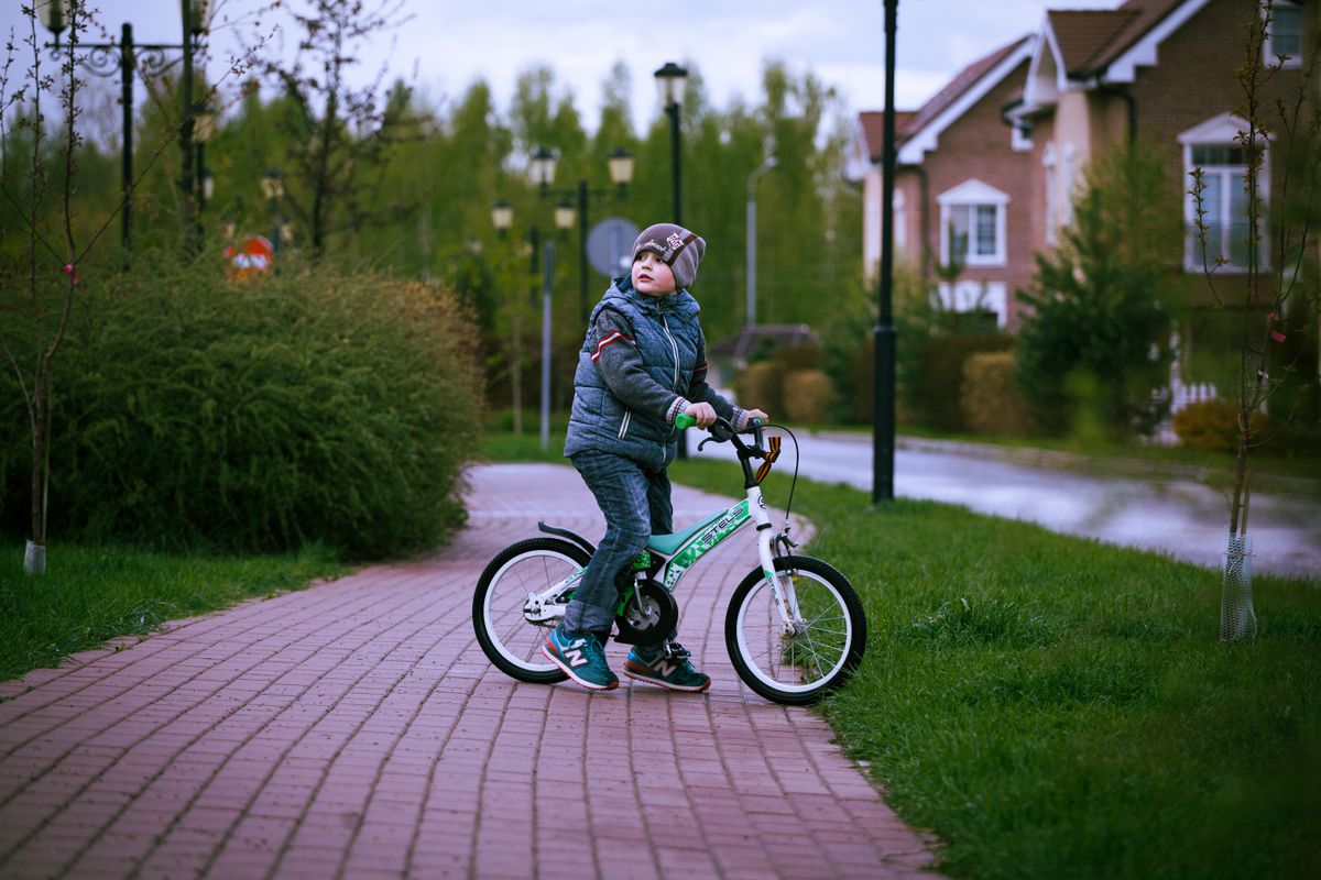 Bicicleta em cal�ada de pedra - uso urbano da bicicleta infantil