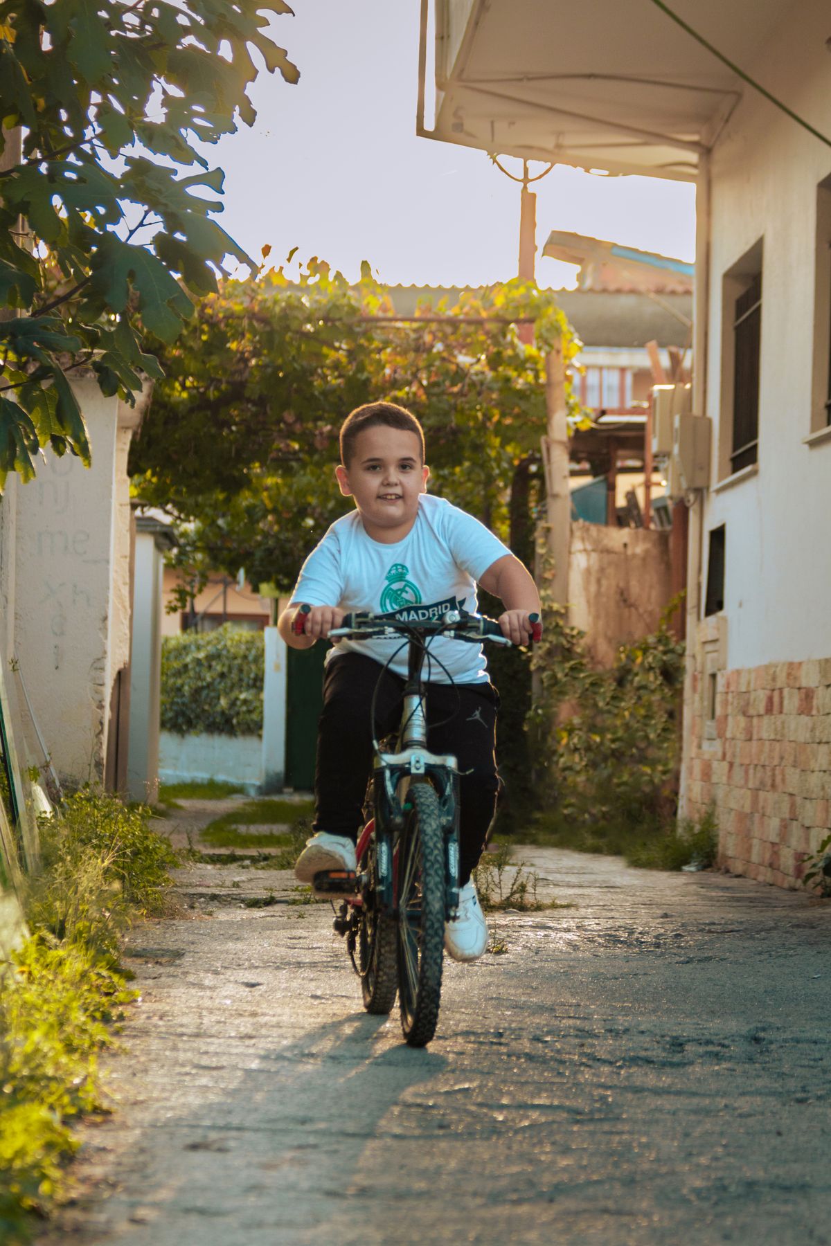 Bicicleta em estrada de pedra - uso em ambiente externo