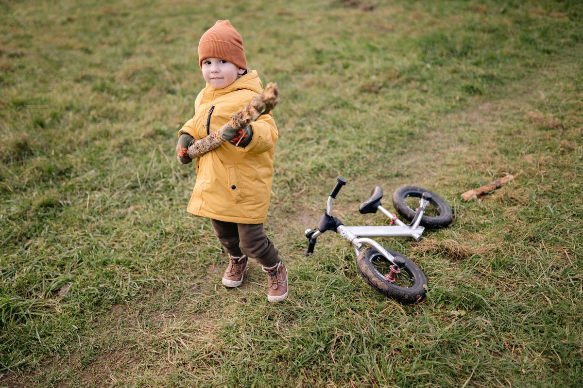 Bicicleta em �rea de floresta e madeira - uso outdoor da bicicleta infantil