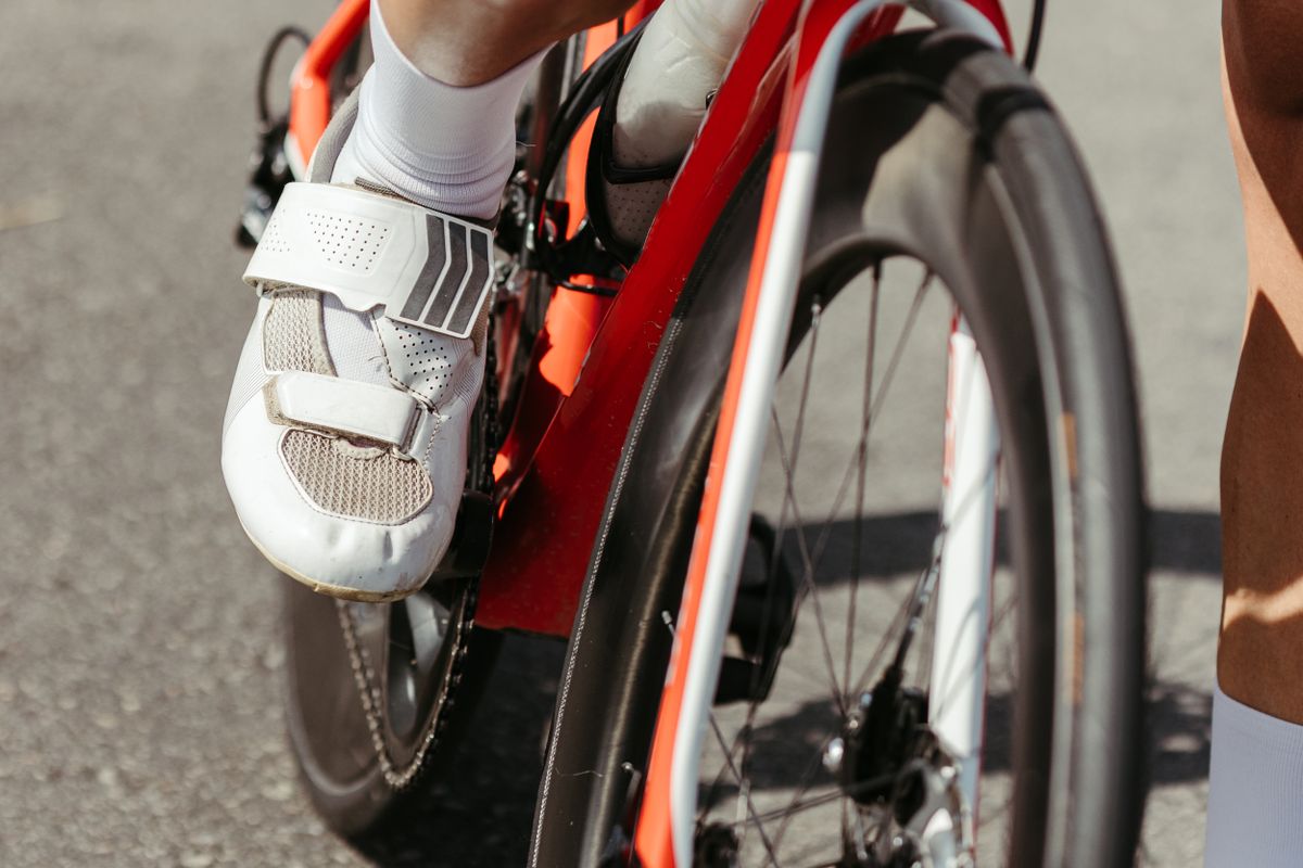 Homem pedalando em estrada ao ar livre - esporte e atividade f�sica sobre duas rodas