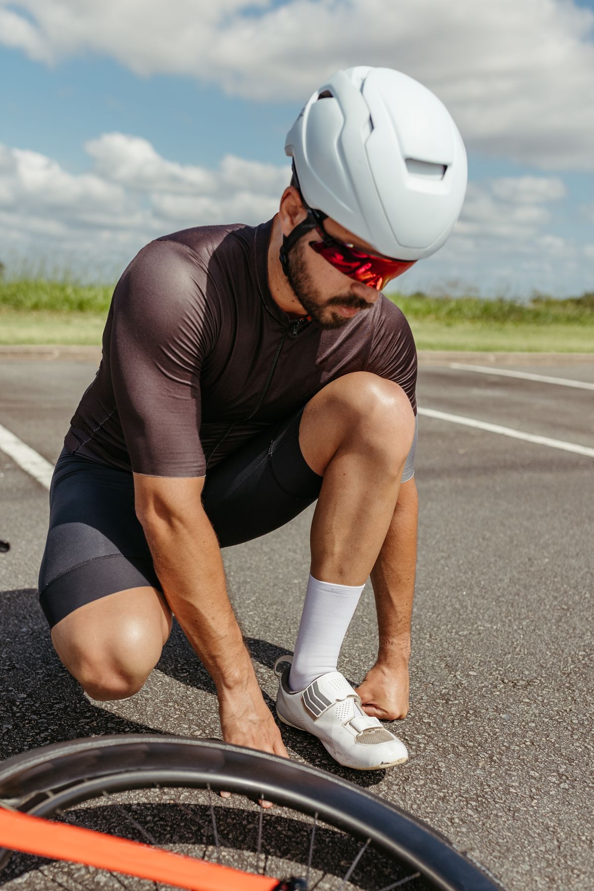 Homem com �culos de sol ao ar livre com bicicleta - estilo de vida ativo