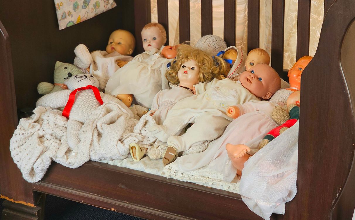 Bonecas bebê em quarto de brinquedos, contexto de boneca bebê reborn realista