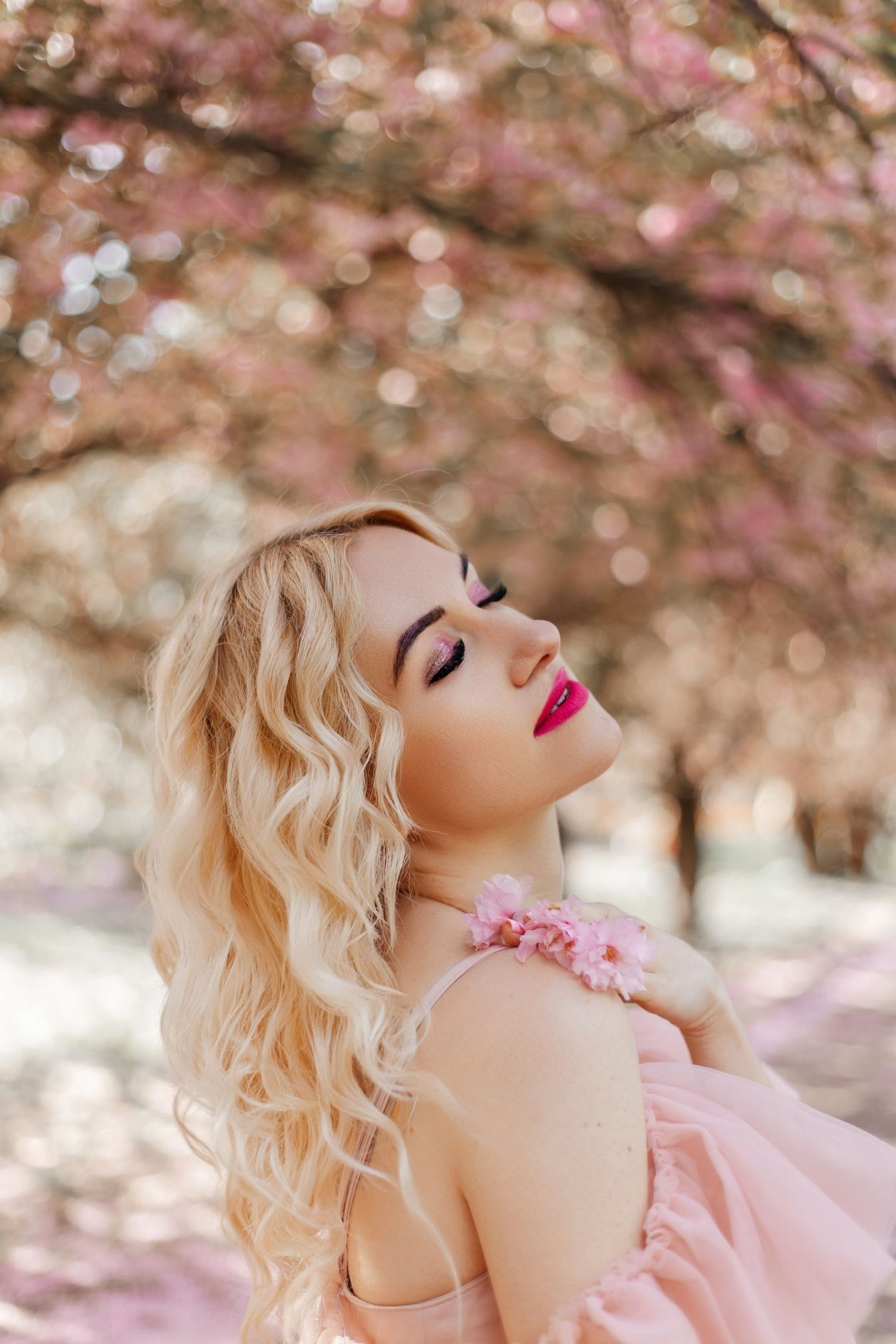 Mulher loira de cabelo longo, contexto de botox para cabelo loiro