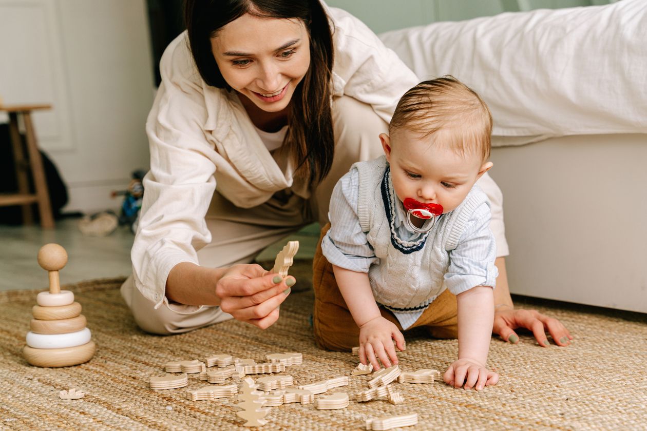 Bebê brincando com brinquedos no chão
