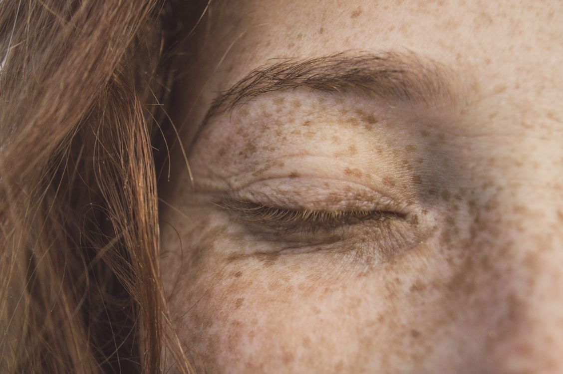 Cabelo com brilho e cutículas seladas após acidificação, contexto de tratamento Lola ou Haskell
