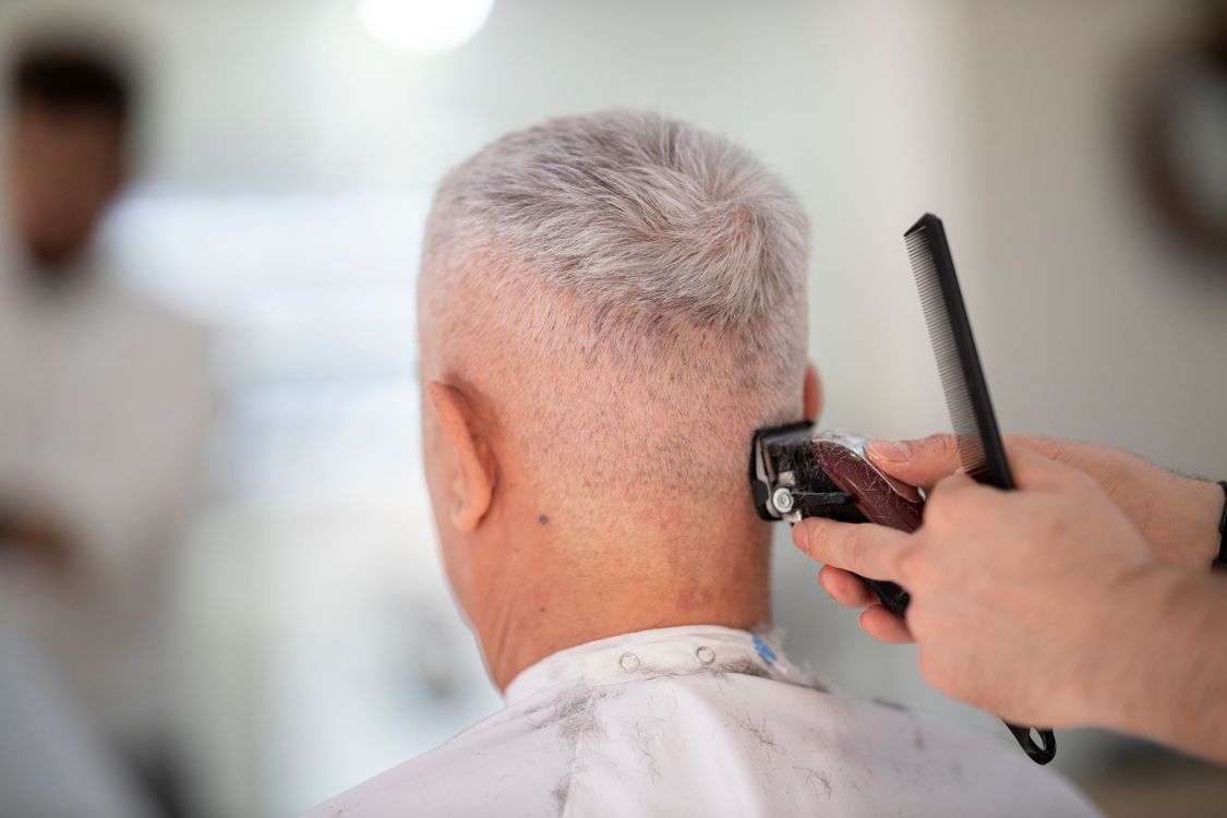 Cabelo com cutículas seladas após acidificação, contexto de brilho e alinhamento
