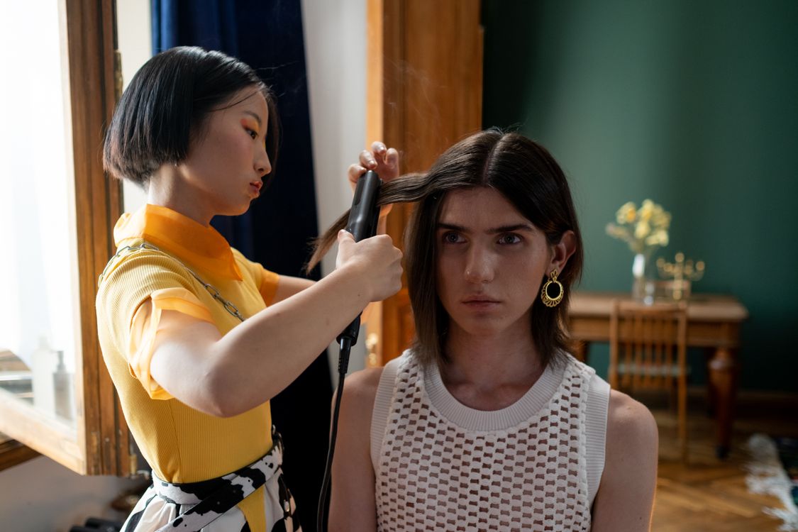 Cabelo liso após progressiva em salão, contexto de chapinha para fazer progressiva