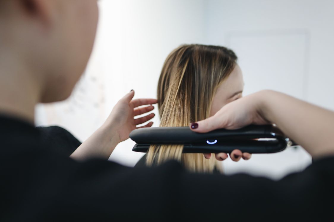 Cabelo loiro alisado em salão com chapinha, contexto de escolha de marca de chapinha