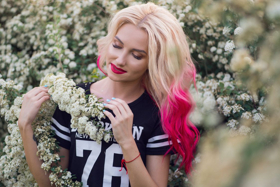 Cabelo loiro com mechas em tratamento, contexto de hidratação e recuperação