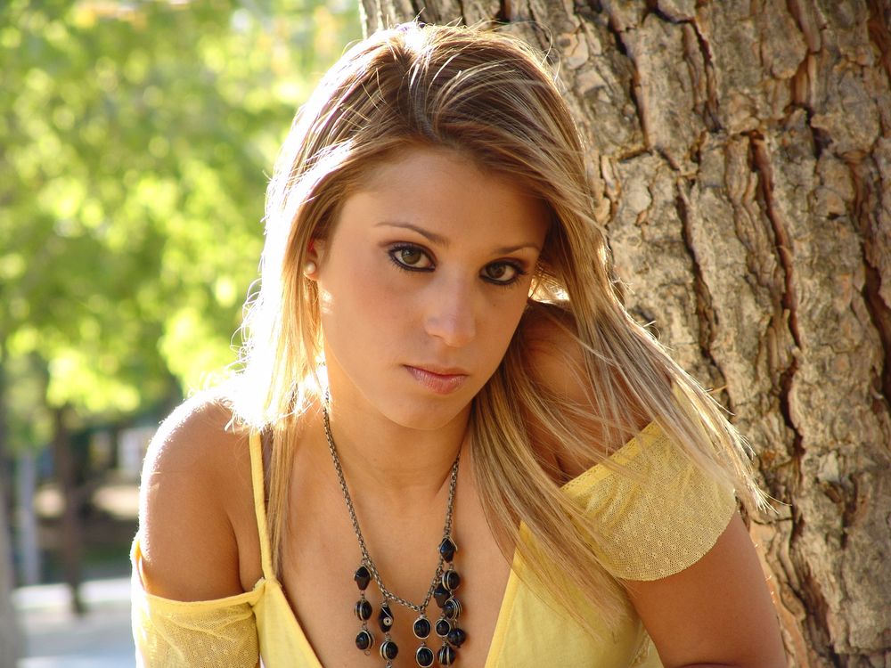 Cabelo com mechas e progressiva hidratado, contexto de fios alinhados e brilhantes