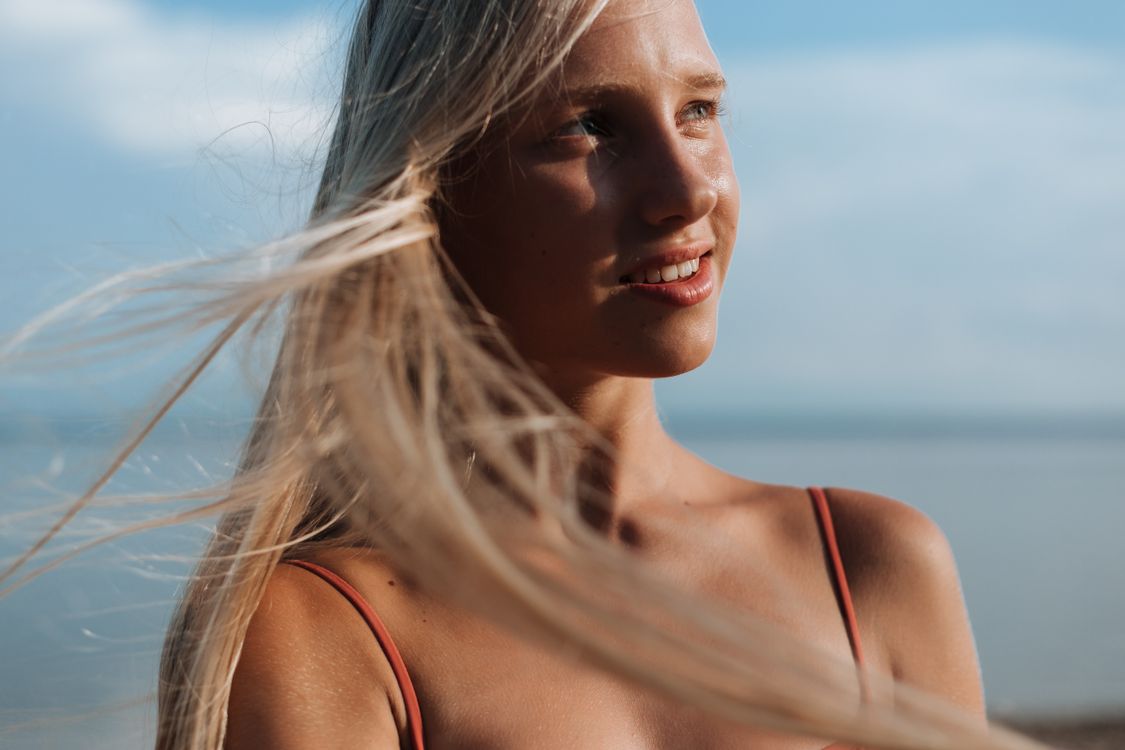 Cabelo sedoso e brilhante após tratamento, contexto de hidratação e selagem