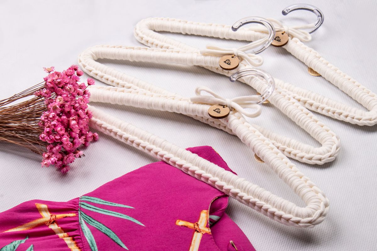 Cabides elegantes com arranjo floral rosa - cabides infantis decorativos em uso