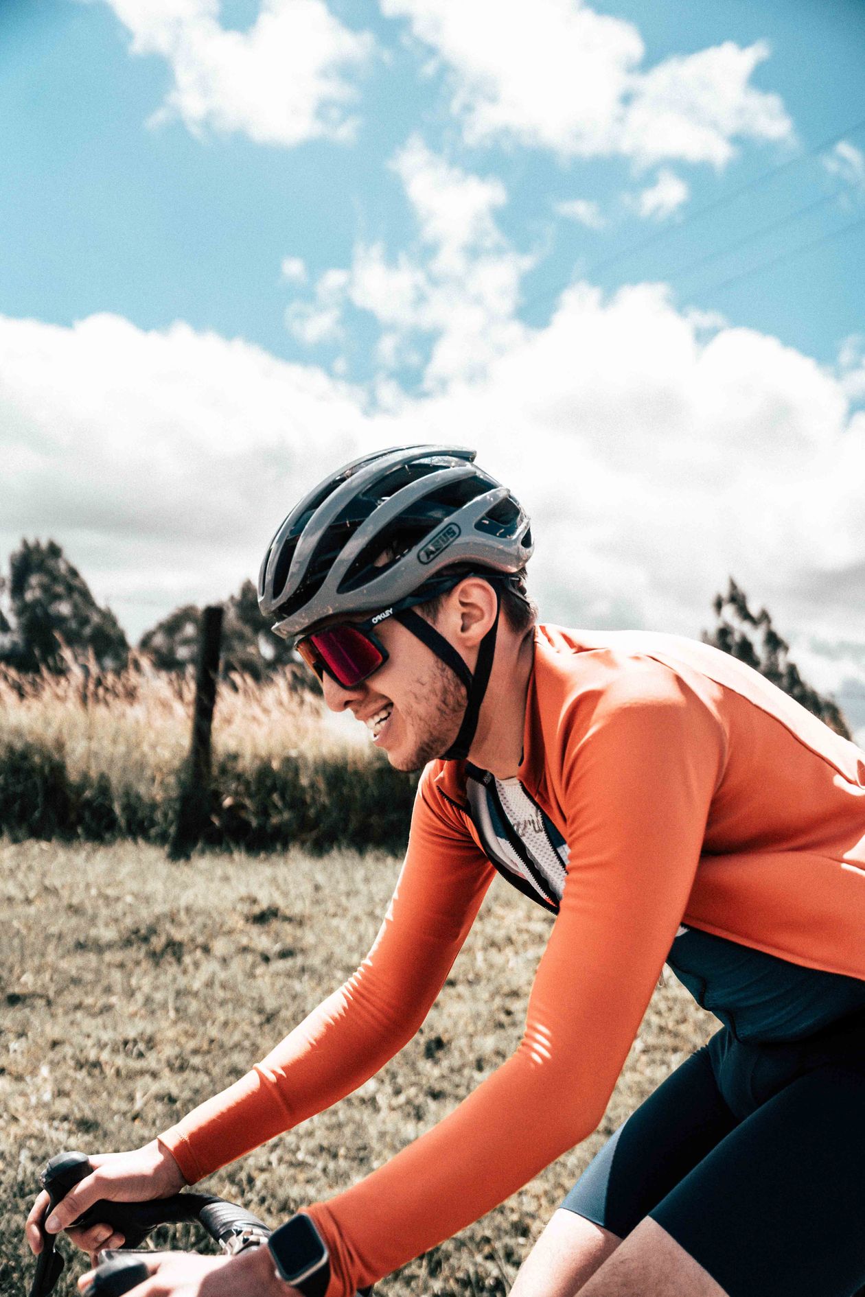 Mulher pedalando bicicleta com capacete, contexto de capacete bike feminino
