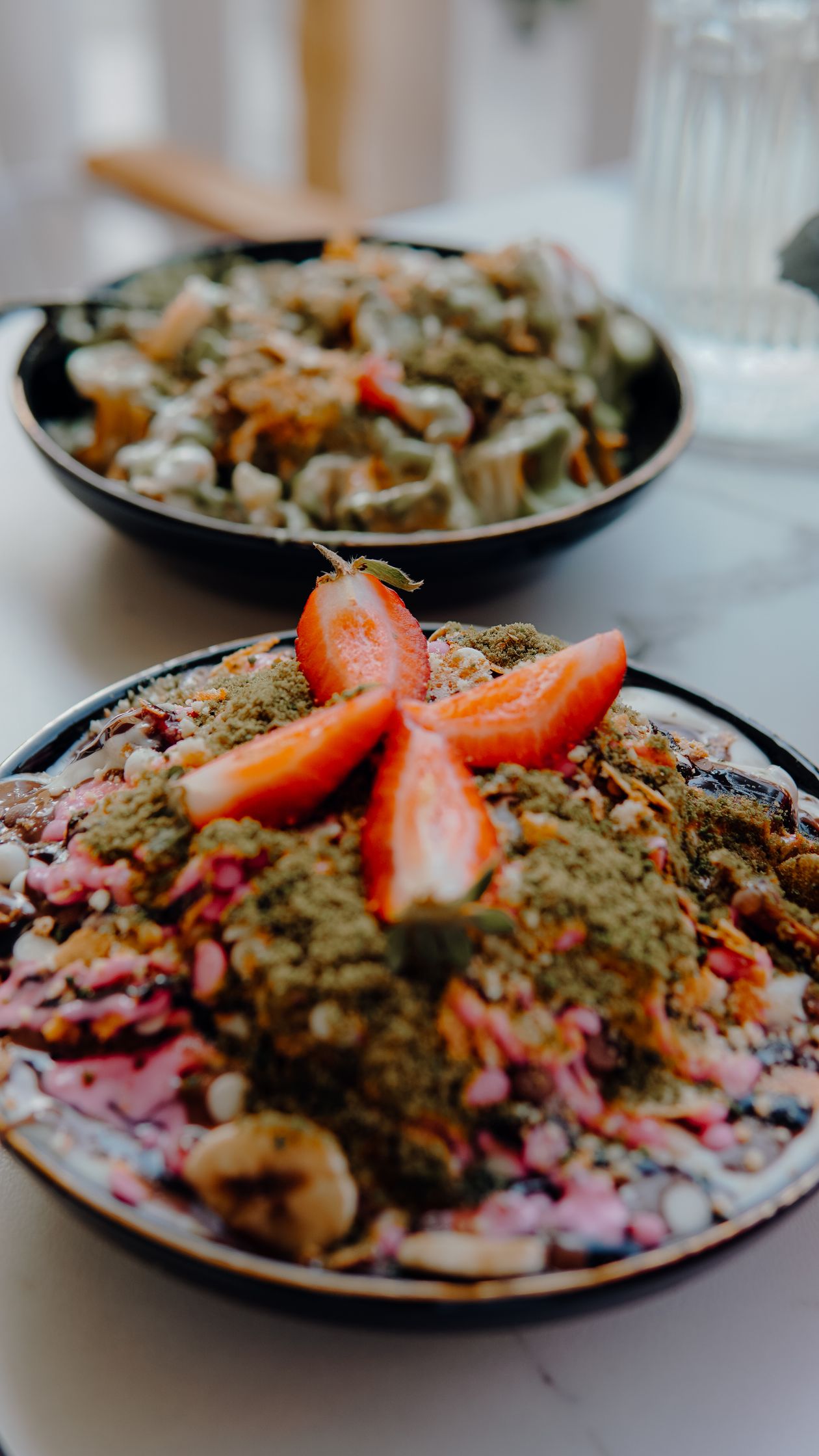 Tigela de açaí com granola e morangos, produto vendido em carrinhos de açaí