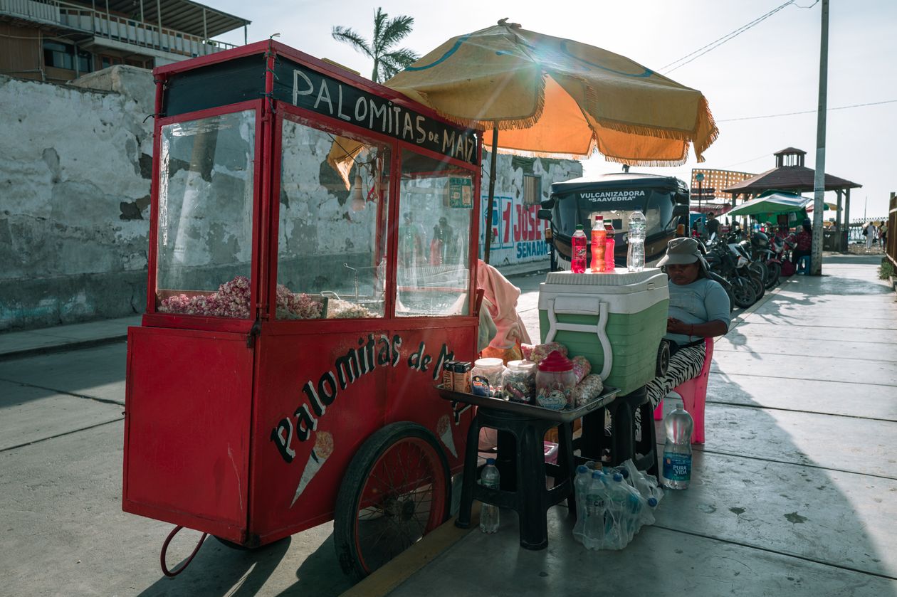 Carrinho de pipoca de vendedor de rua com pipocas prontas para a venda
