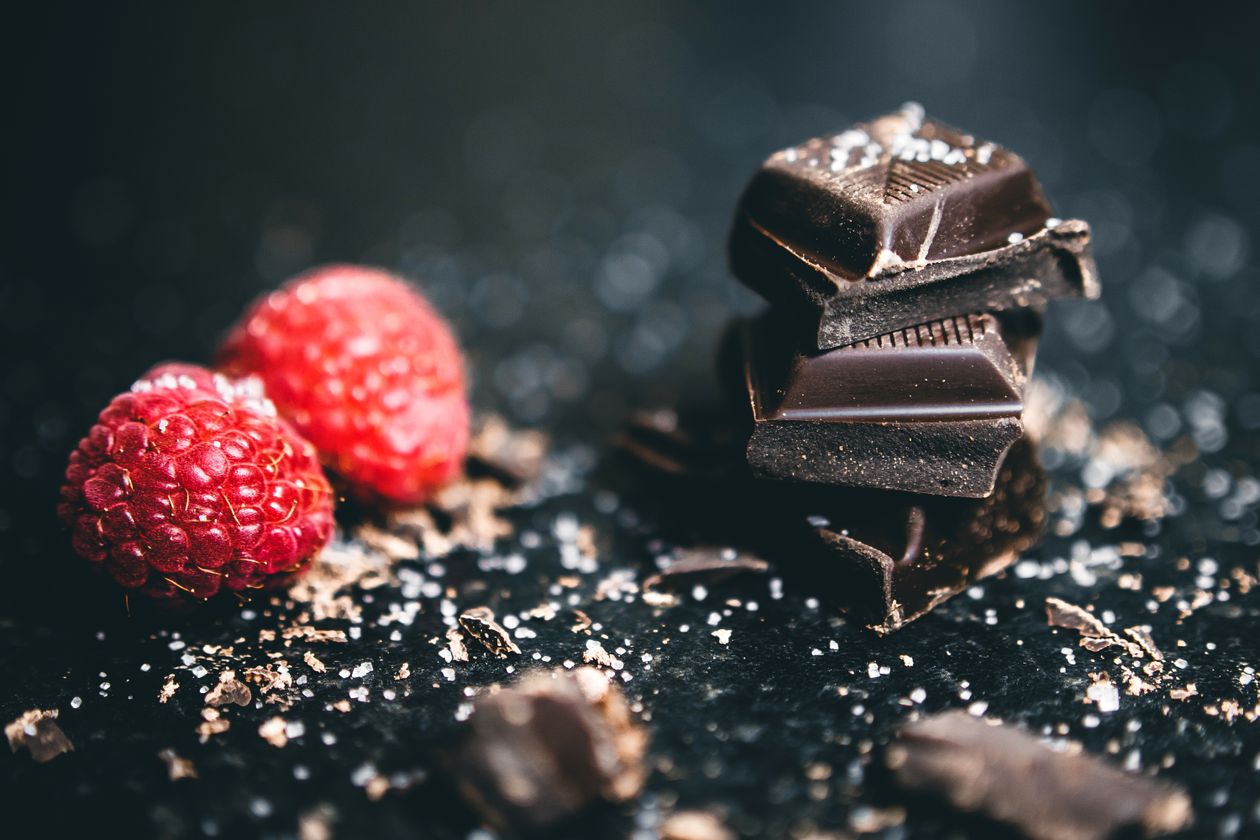 Barras de chocolate ao leite brasileiro sobre mesa de madeira, contexto de melhor chocolate ao leite do Brasil