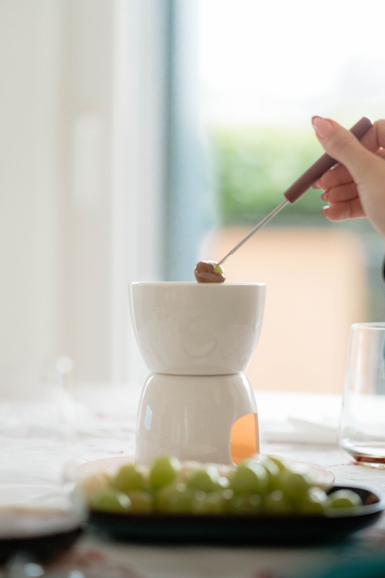 Fondue de chocolate ao leite cremoso com frutas para mergulhar, contexto de melhor chocolate ao leite para fondue