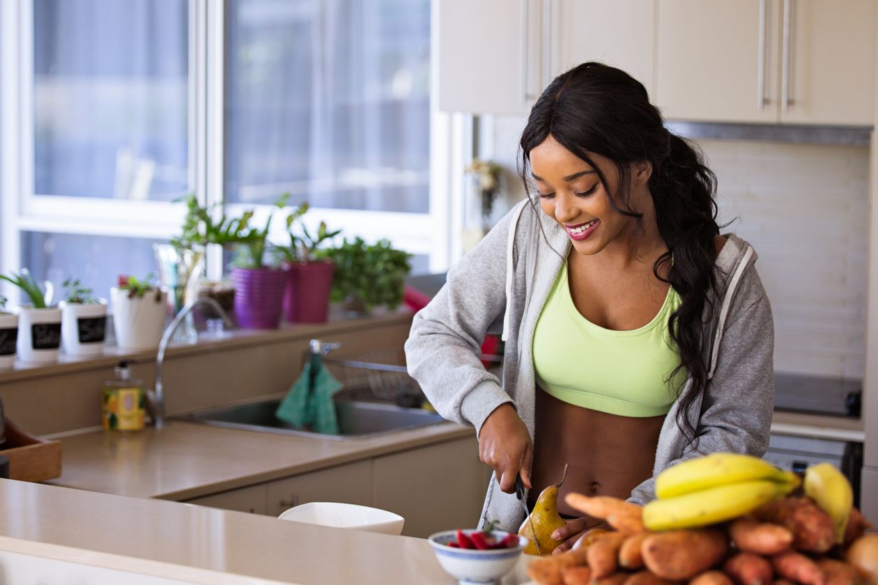 Pés confortáveis em tênis ortopédico feminino, contexto de tênis ortopédico feminino