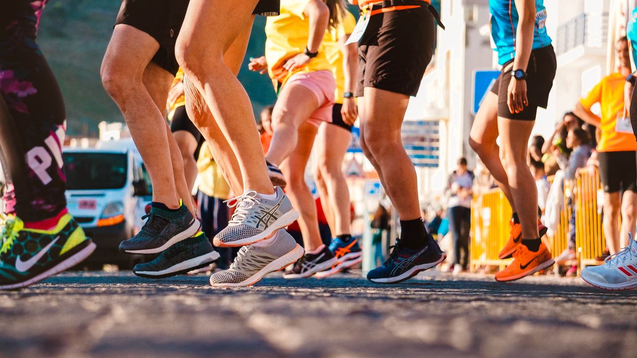 Tênis de corrida Mizuno feminino em pista, contexto de tênis mizuno feminino para corrida