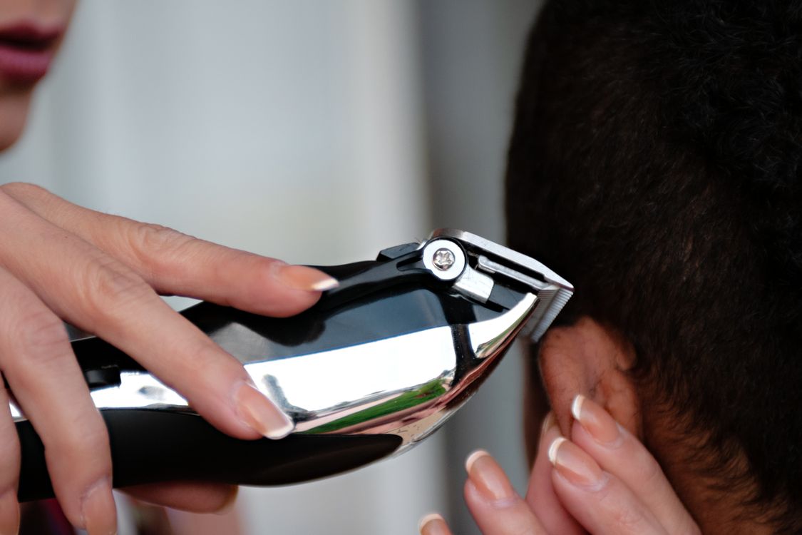 Corte de cabelo com máquina em casa, contexto de máquina de cortar cabelo Philips