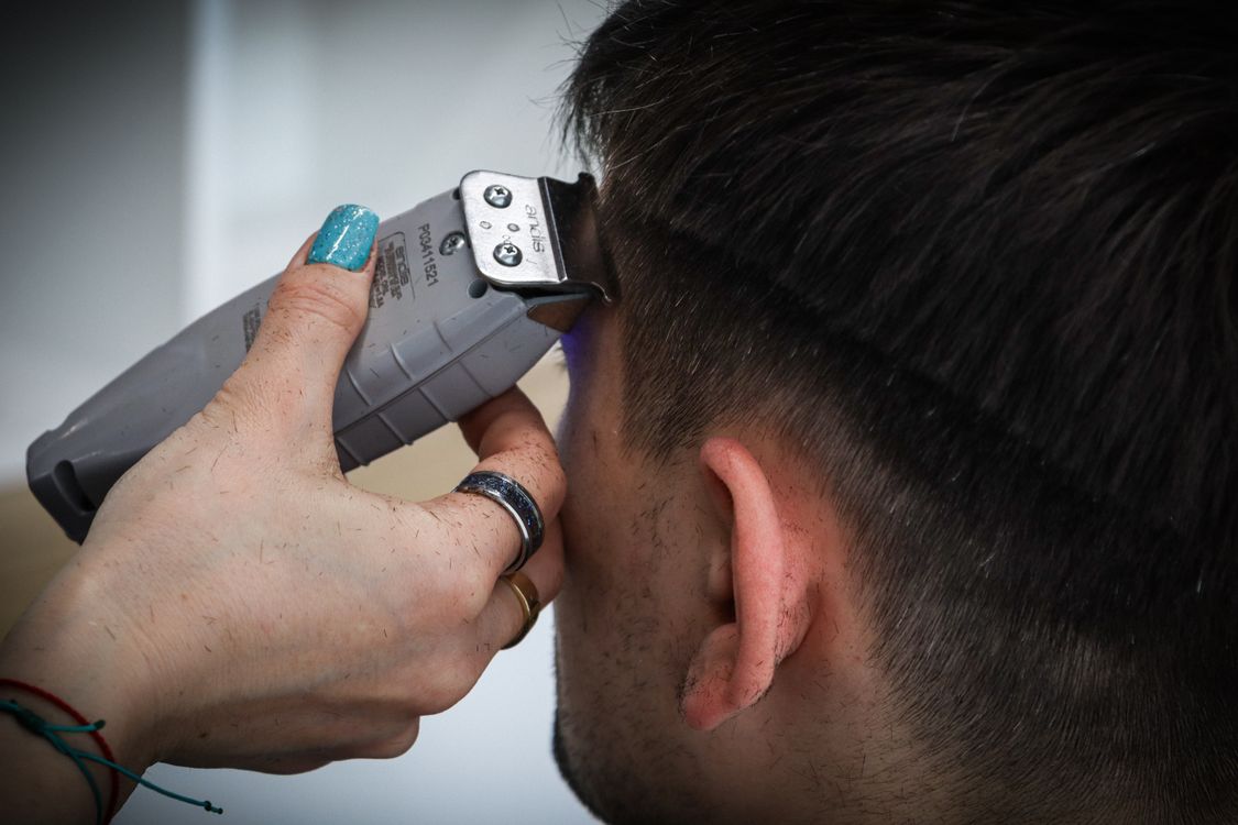 Corte de cabelo com máquina profissional em salão, contexto de máquina de cortar cabelo Philco