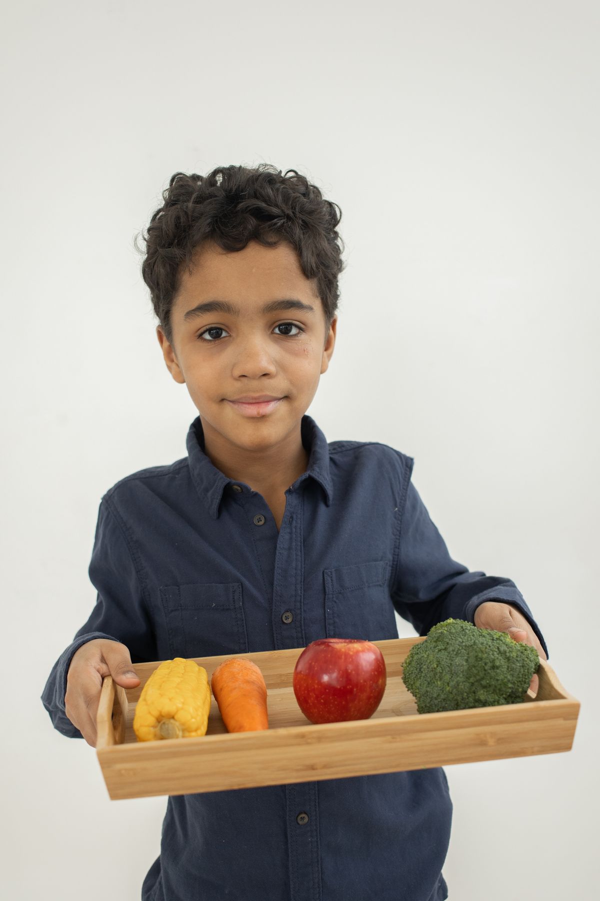 Criança com frutas para fortalecer a imunidade, contexto de vitamina C com zinco para criança saudável