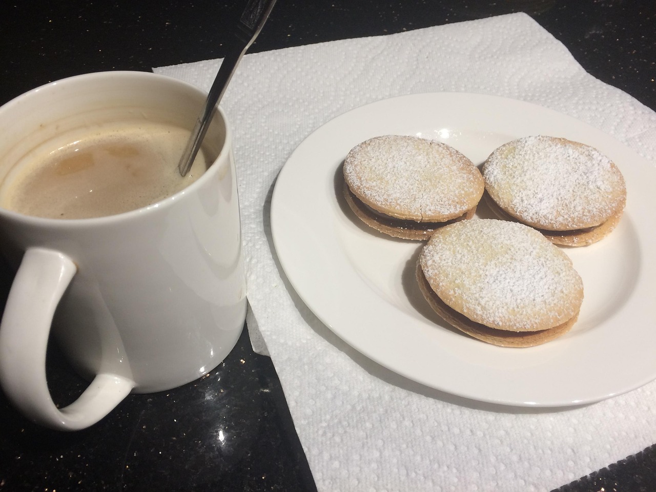Doce de leite argentino em pote com colher, contexto de melhor doce de leite argentino