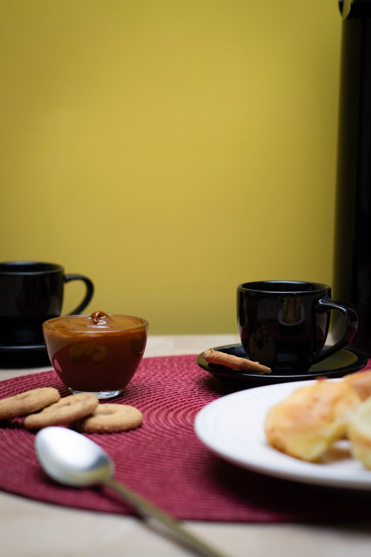 Doce de leite mineiro artesanal em pote com colher e café, contexto de melhor doce de leite de Minas Gerais