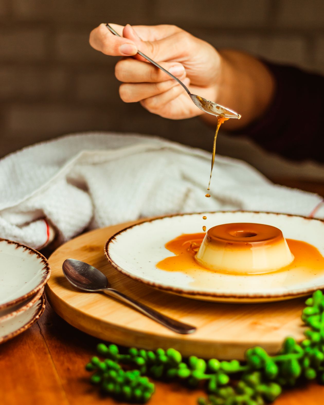 Sobremesa de caramelo servida com colher, contexto de melhor doce de leite diet