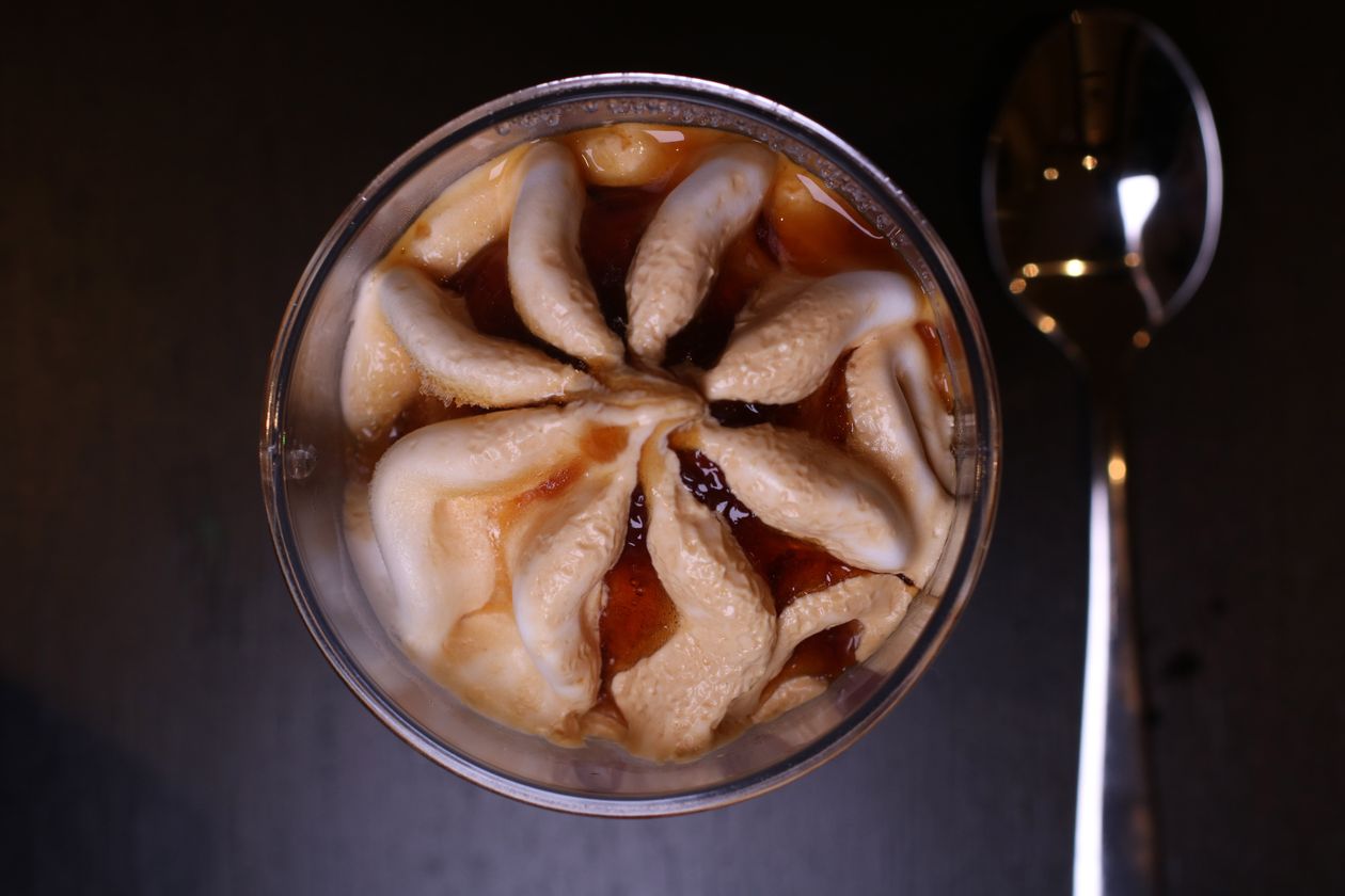 Sobremesa cremosa com calda de caramelo, contexto de melhor doce de leite do Brasil