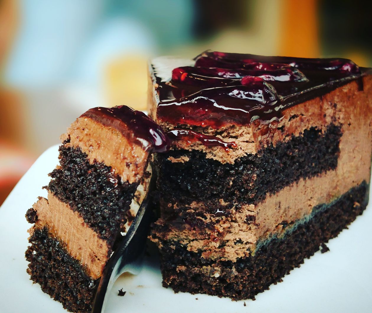 Fatia de bolo de chocolate com recheio cremoso, contexto de doce de leite para confeitaria