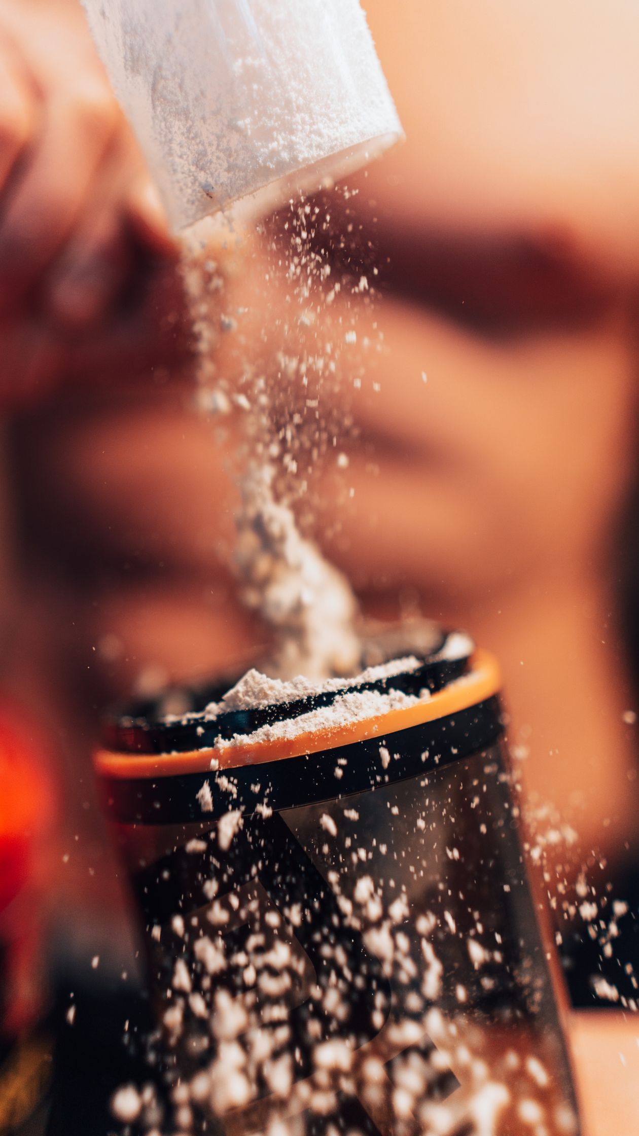 Preparo de shake de proteína com pó, contexto de doce de leite para pré-treino