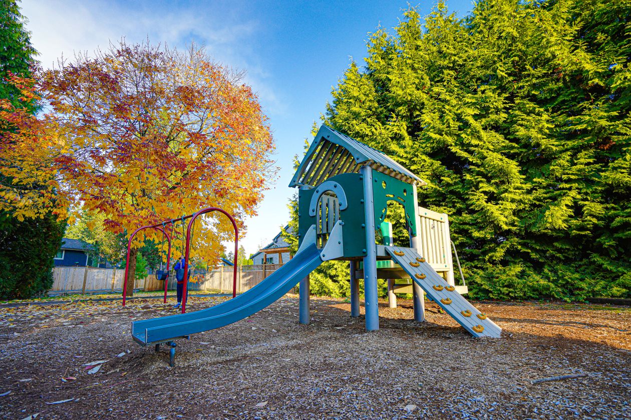 Escorregador em parque infantil ao ar livre, contexto de melhor escorregador infantil