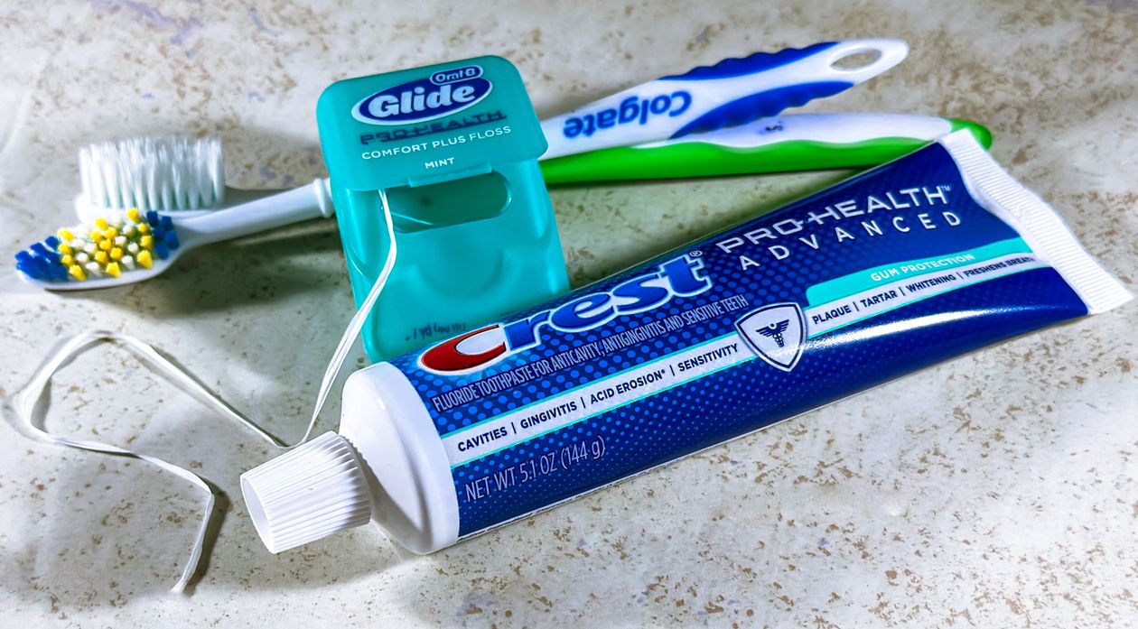 Escova de dente, fio dental e pasta de dente, contexto de melhor escova de dente bebê 1 ano