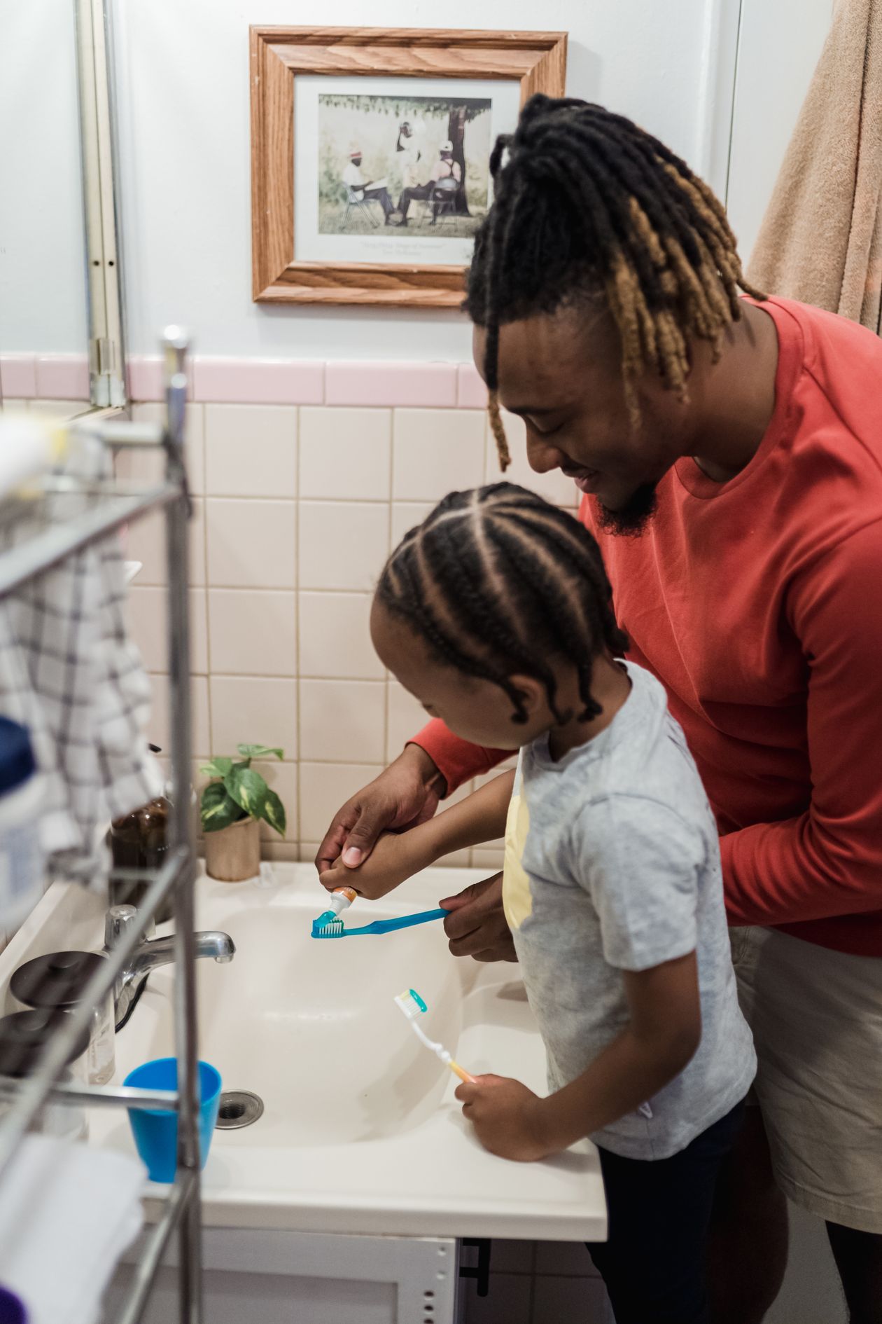 Pai e filho escovando os dentes juntos, contexto de melhor escova de dente infantil