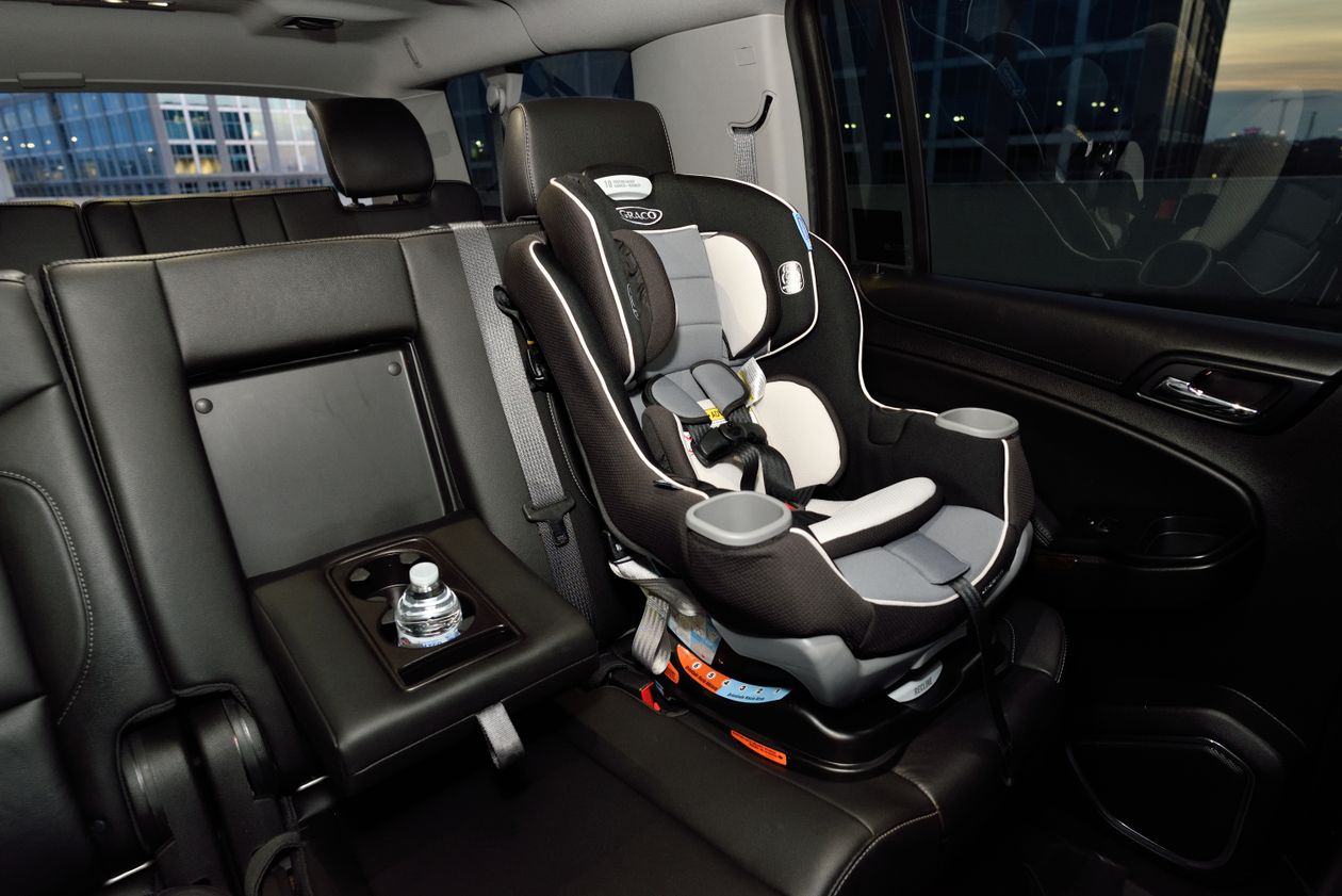 Assento infantil vazio no interior de um carro moderno, contexto de melhor espelho carro bebê