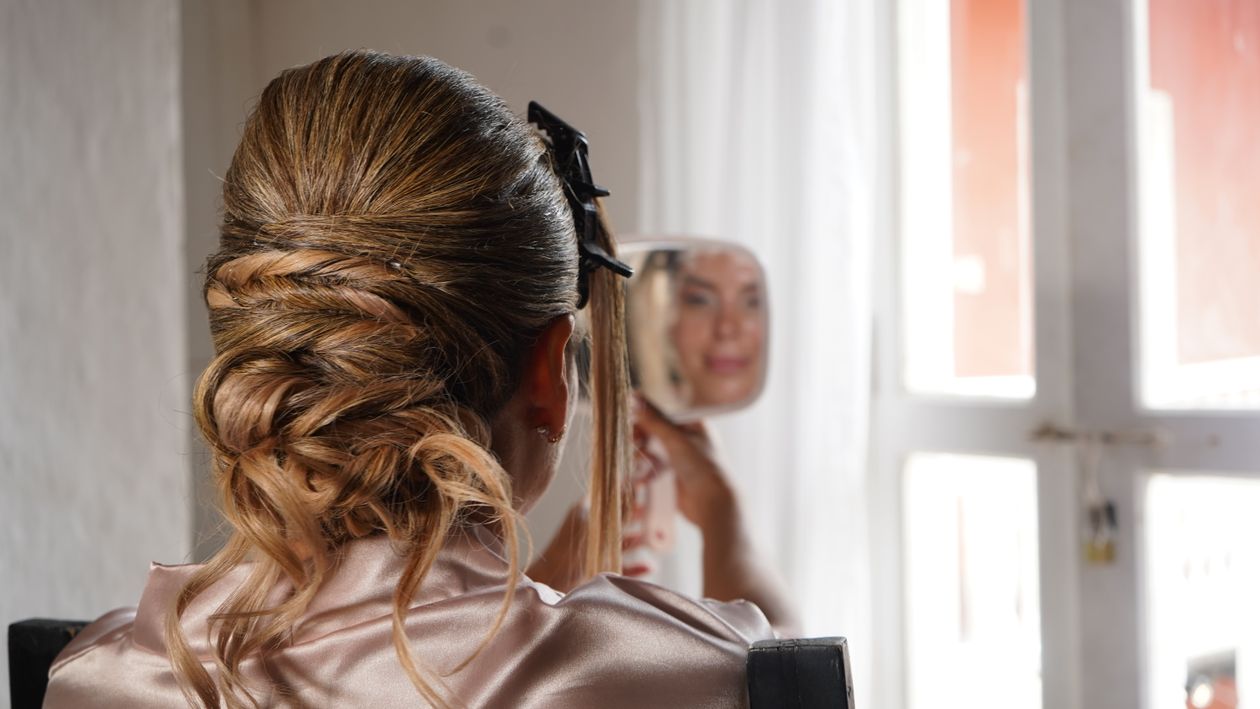 Finalização de cabelo com fixador, contexto de penteado durável e alinhado