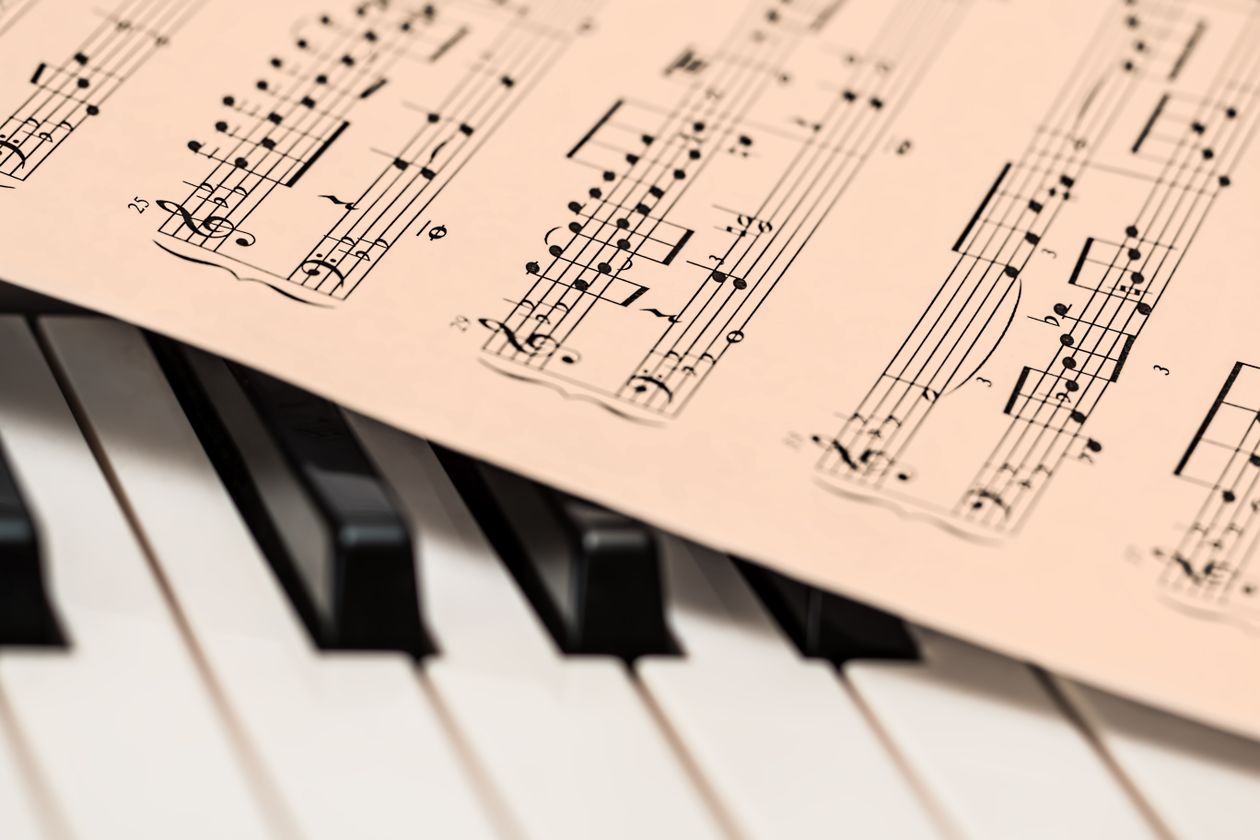 Partitura e teclado em aula de musicalização infantil