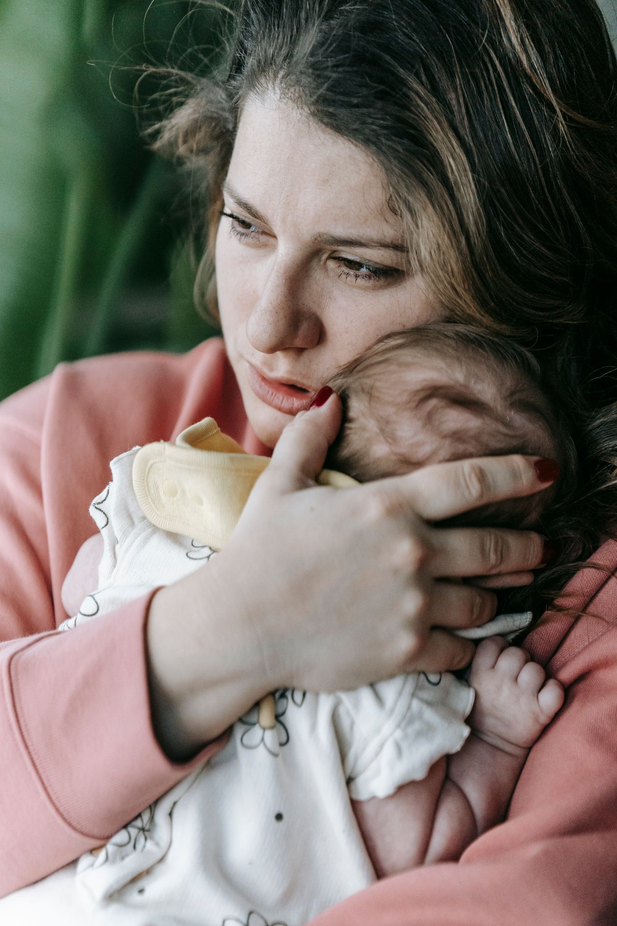 Mãe preparando mamadeira de fórmula infantil sem lactose para o bebê