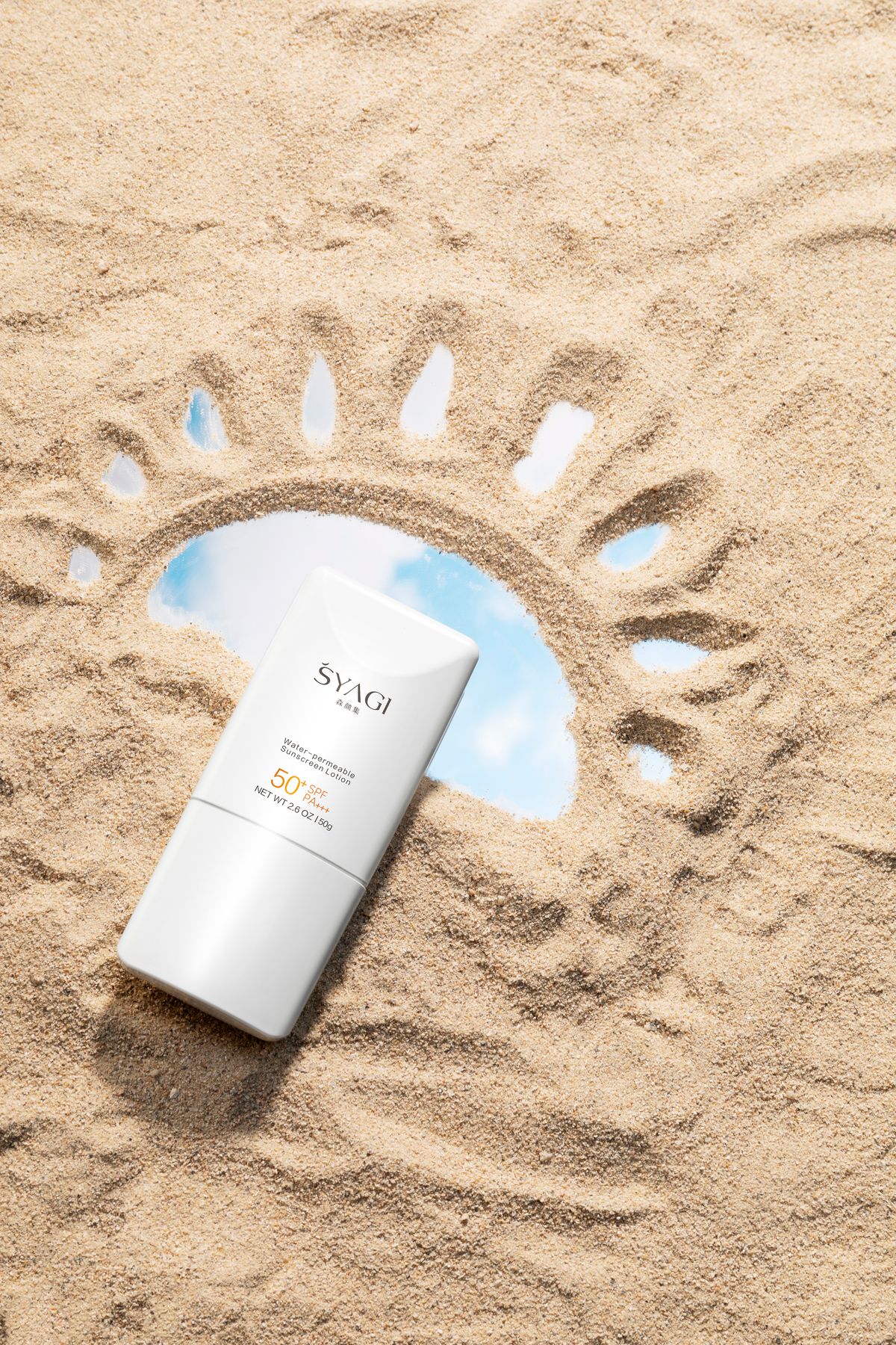 Frasco de protetor solar na areia com raios solares, contexto de proteção solar corporal e praia