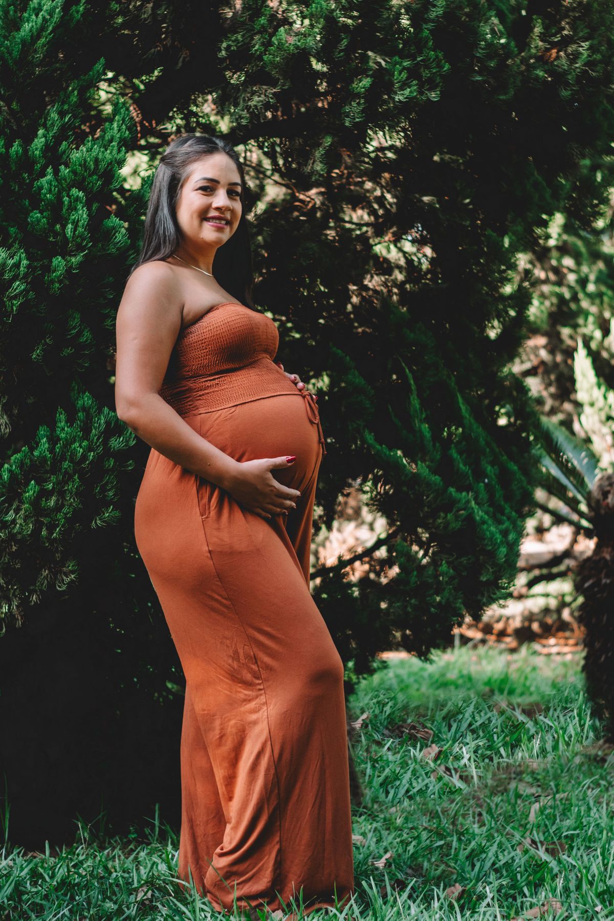 Grávida sorrindo saudável ao ar livre, contexto de vitamina para gestante materna e bem-estar